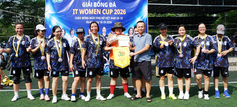 Thầy Hoàng Thế Anh trao cờ giải Nhì cho đội W-IT2